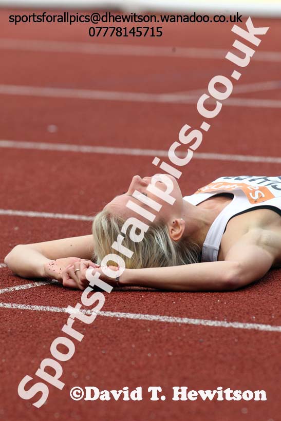 Lynsey Sharp (Edinburgh) after winning the 800 metres, 2014 Sainsbury's British Championships. Photo: David T. Hewitson/Sports for All Pics